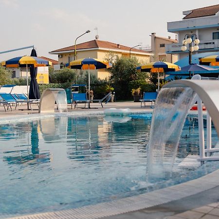 Hotel Blumarine Roseto Degli Abruzzi Exterior photo