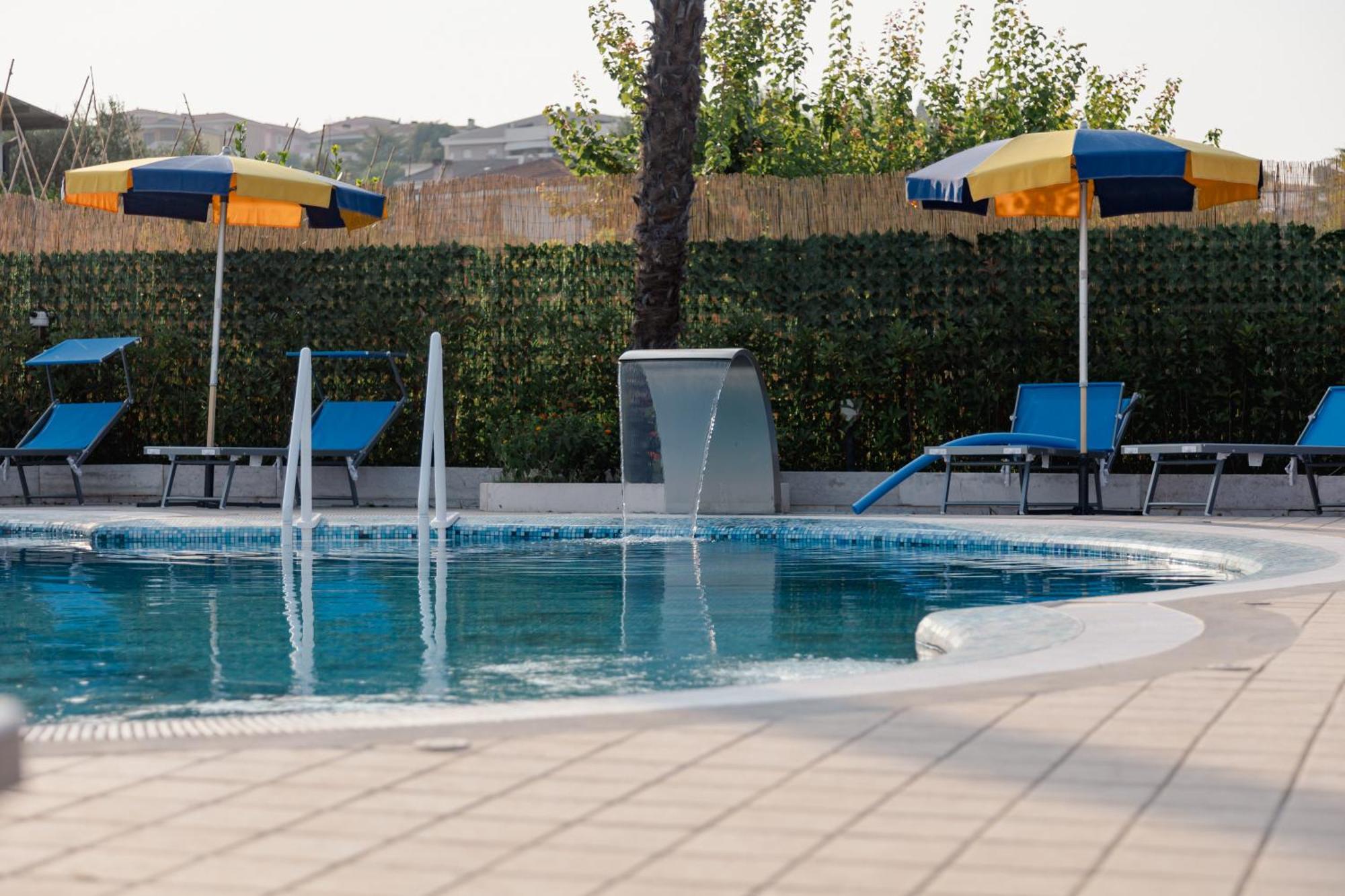 Hotel Blumarine Roseto Degli Abruzzi Exterior photo