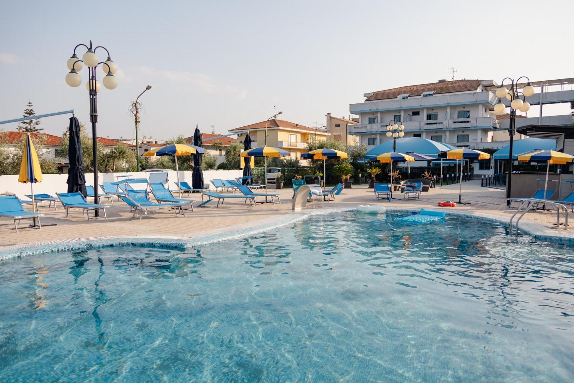 Hotel Blumarine Roseto Degli Abruzzi Exterior photo