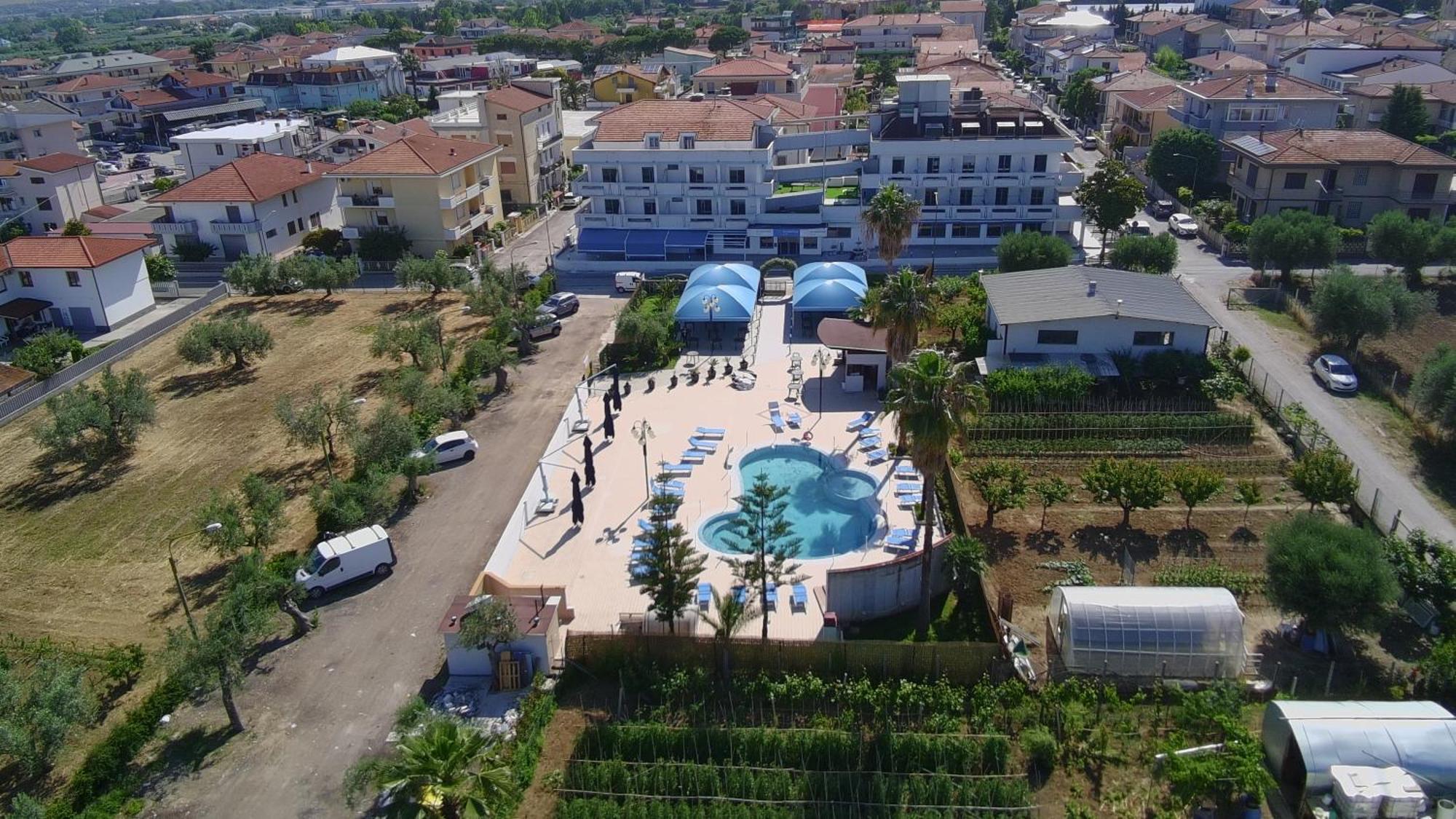 Hotel Blumarine Roseto Degli Abruzzi Exterior photo